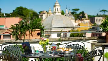 Serviço de café da manhã, local e internacional, vistas para o jardim