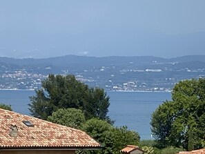 Comfort-dobbeltværelse - balkon - delvis søudsigt | 1 soveværelse, premium-sengetøj, minibar, pengeskab på værelset