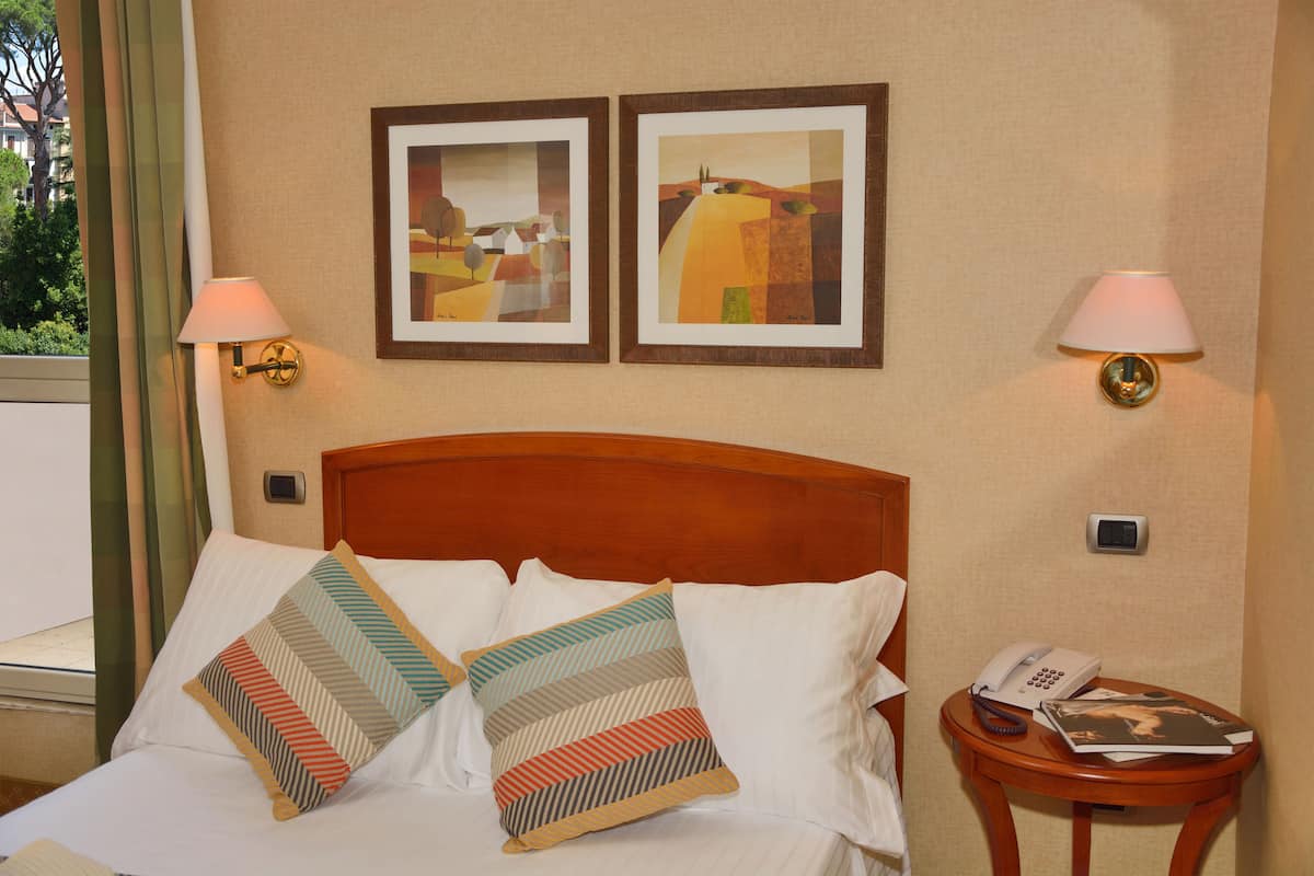 Peralatan tempat tidur premium, bar mini, peti besi dalam bilik, meja