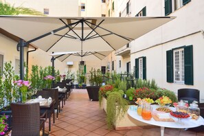 Outdoor dining - LH Hotel Lloyd Rome (Rome)