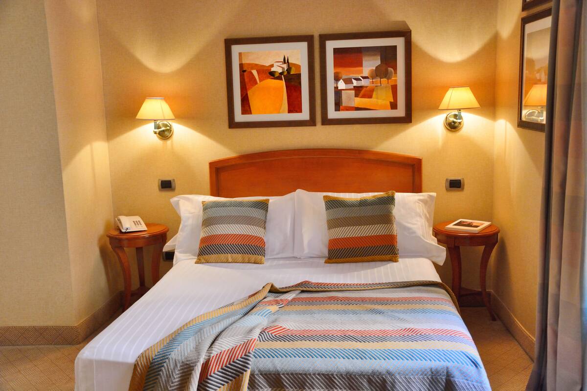 Peralatan tempat tidur premium, bar mini, peti besi dalam bilik, meja 