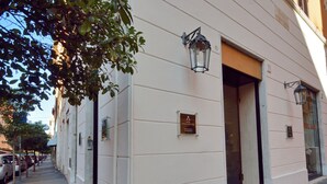 Entrada de un hotel con un cartel que indica que es el Hotel Apollon Lloyd Rose.
