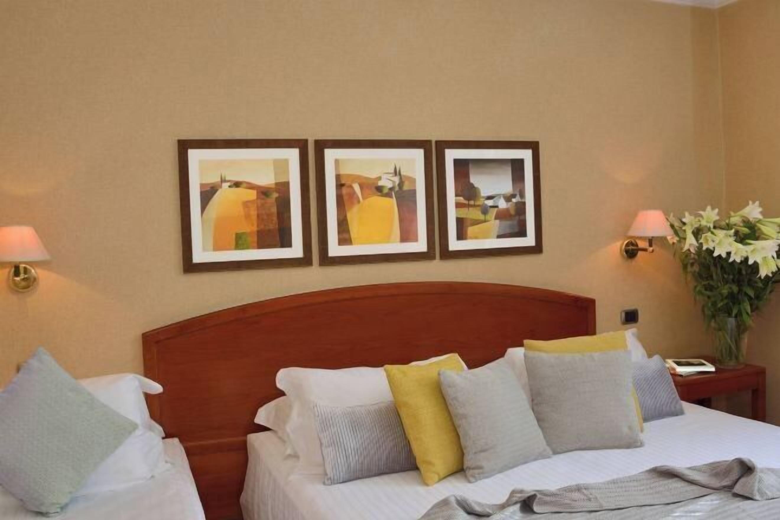 Luxe beddengoed, een minibar, een kluis op de kamer, een bureau