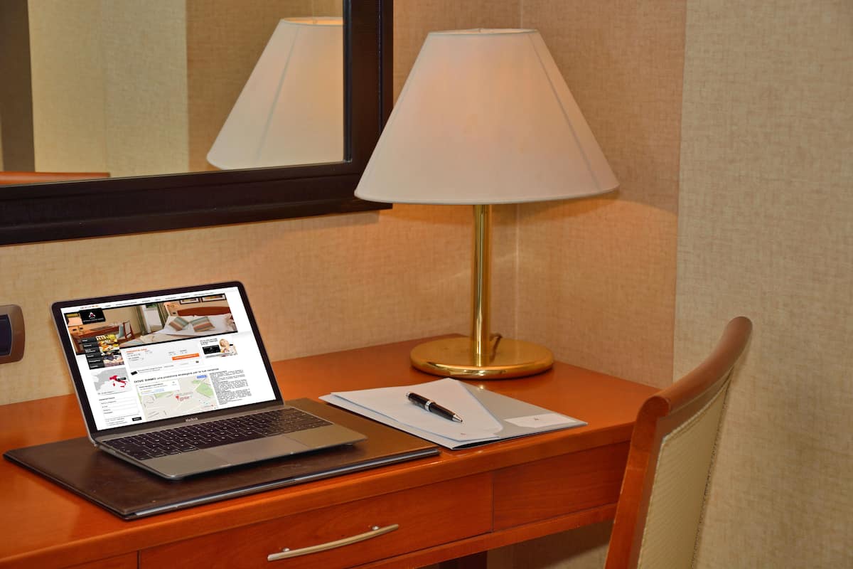 Peralatan tempat tidur premium, bar mini, peti besi dalam bilik, meja