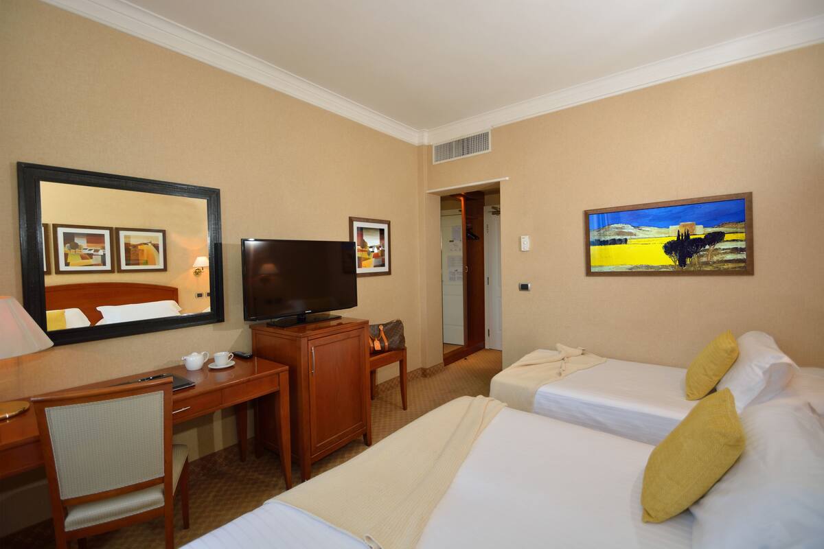 Peralatan tempat tidur premium, bar mini, peti besi dalam bilik, meja 