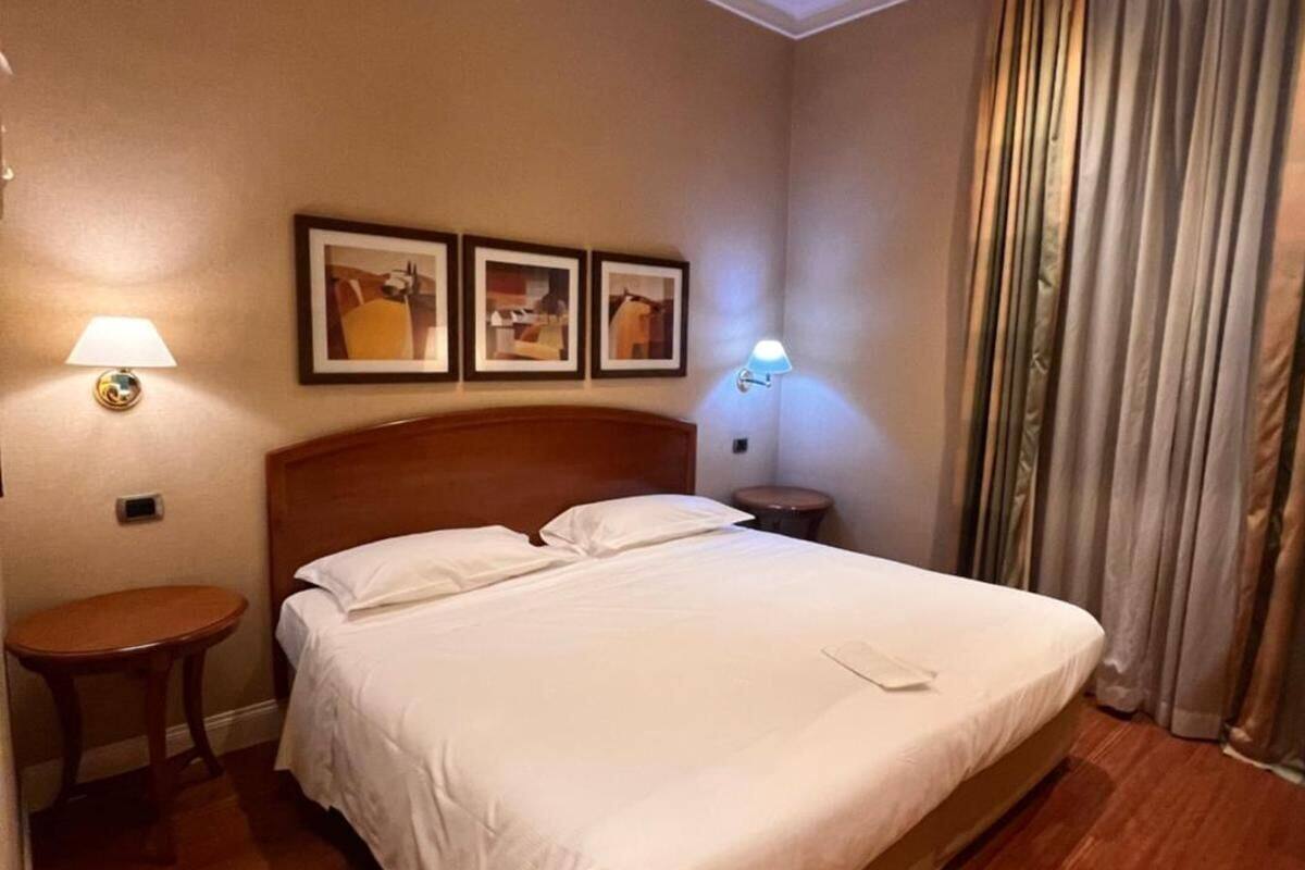 Peralatan tempat tidur premium, bar mini, peti besi dalam bilik, meja 