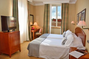 Klassieke kamer, 1 twee- of 2 eenpersoonsbedden | Luxe beddengoed, een minibar, een kluis op de kamer, een bureau