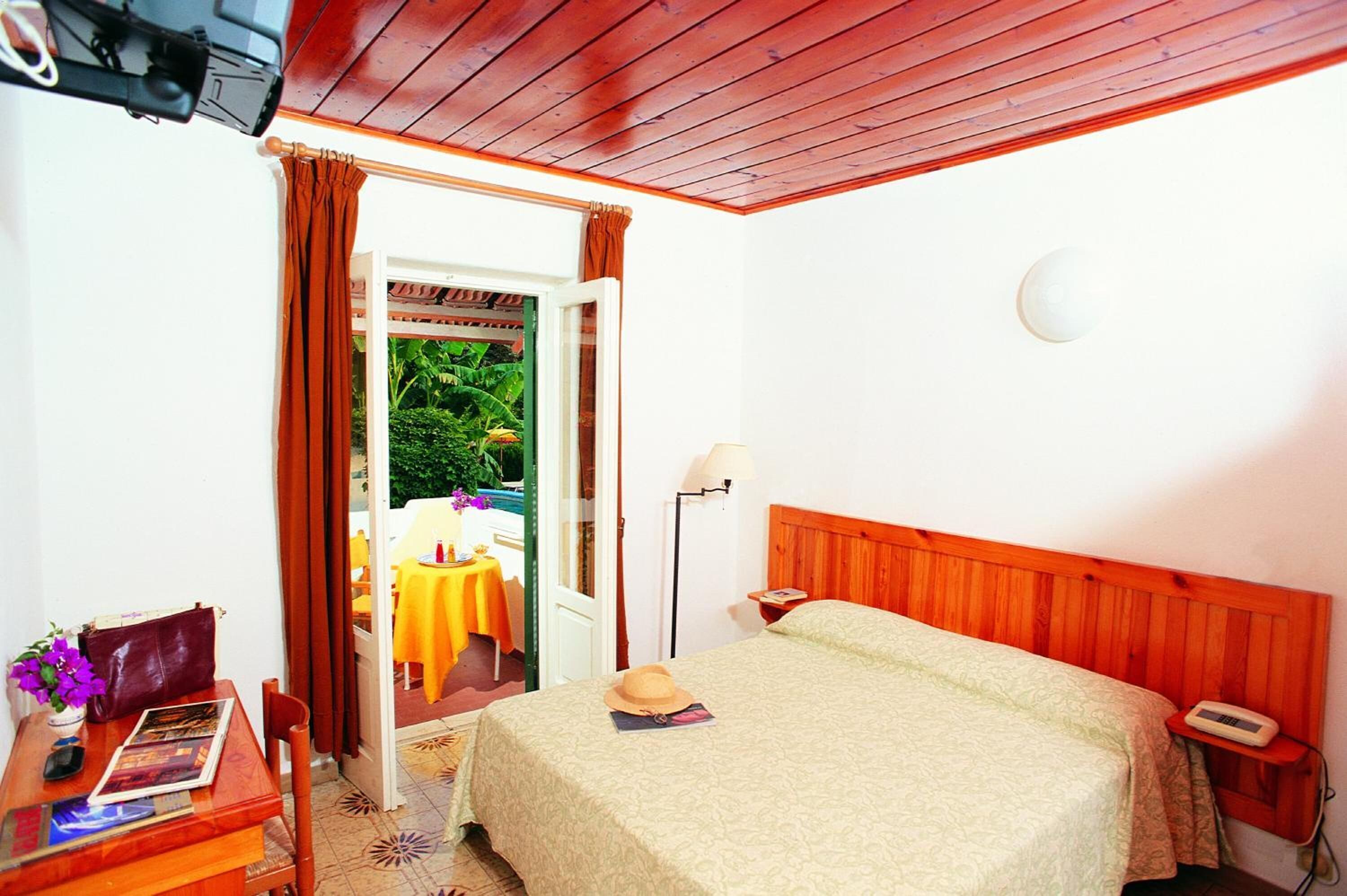 Minibar, cribs (surcharge), WiFi, bed sheets
