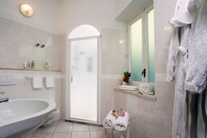 Ducha, artículos de tocador gratuitos, secador de pelo, bidet