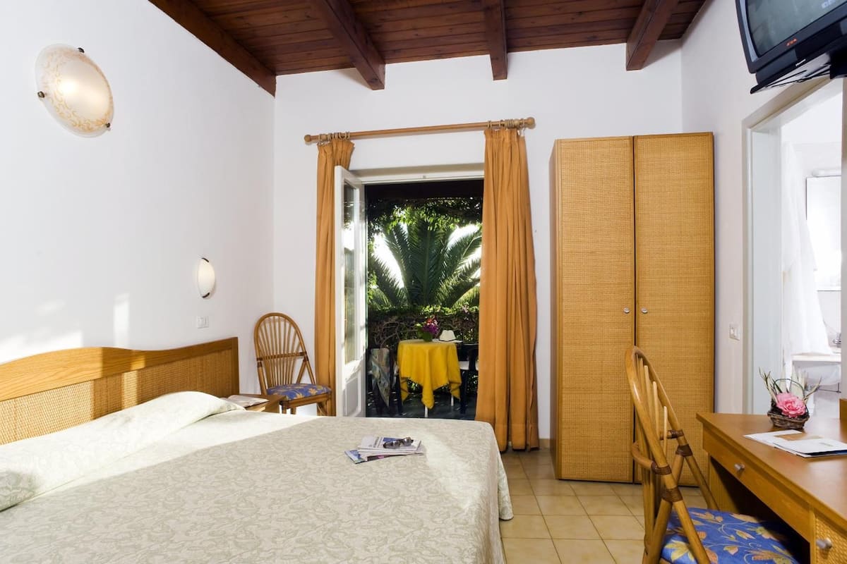 Minibar, cribs (surcharge), WiFi, bed sheets