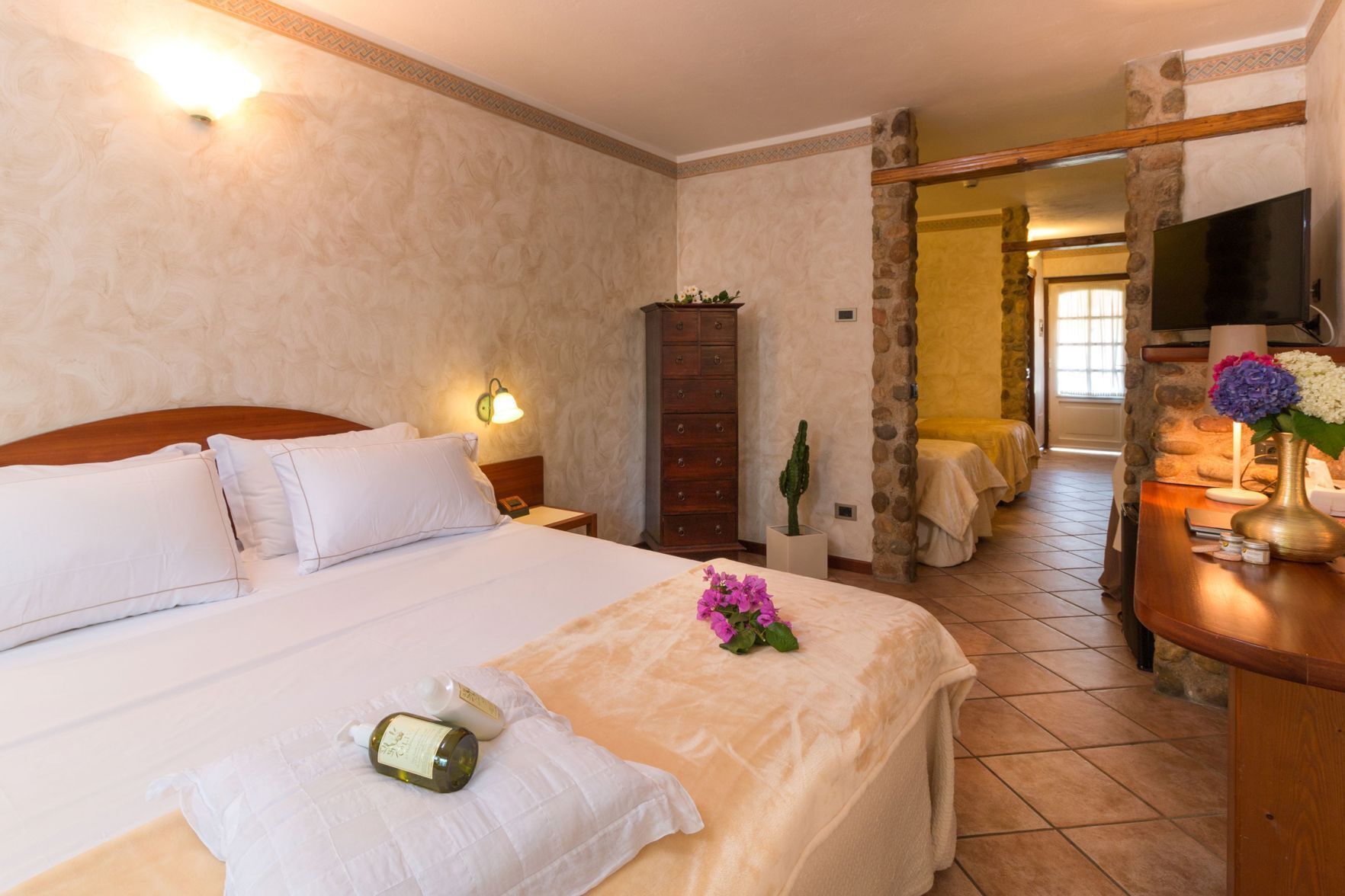 Een minibar, een bureau, gratis wifi, beddengoed