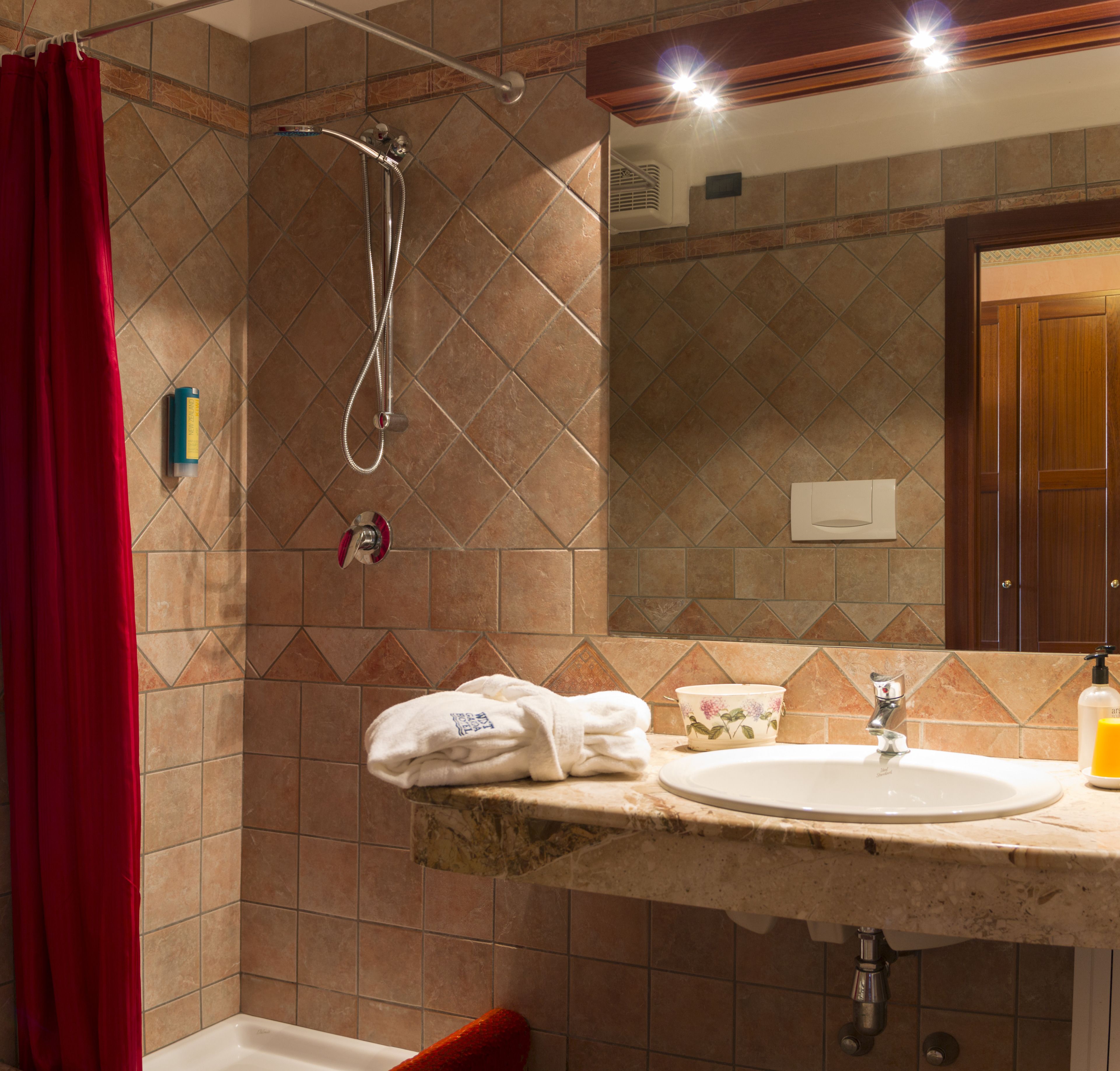 superior triple room | bathroom | towels
