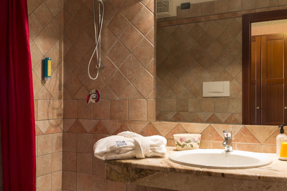 superior triple room | bathroom | towels