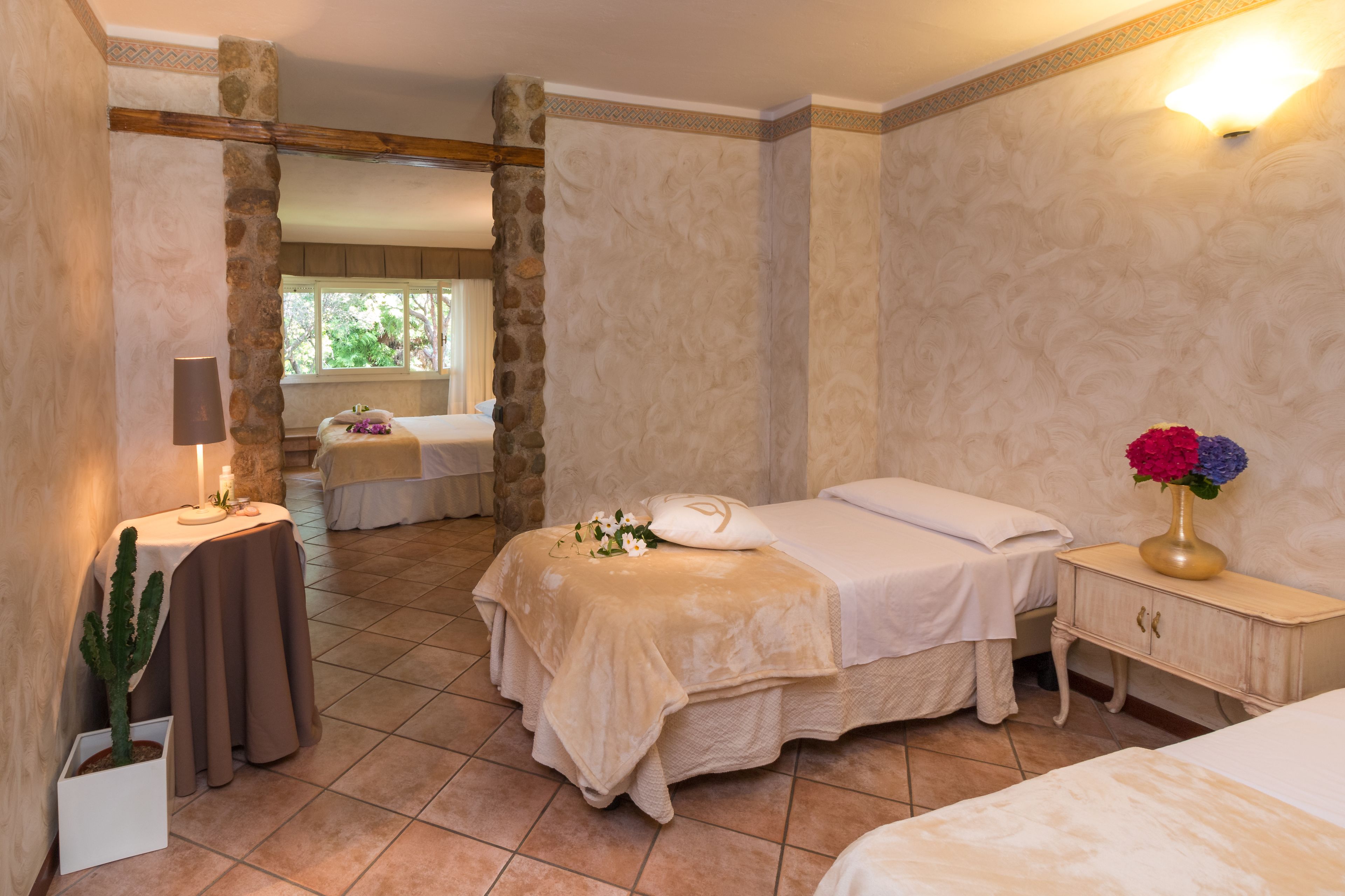 family room, 2 bedrooms | 2 bedrooms, minibar, desk, free wifi