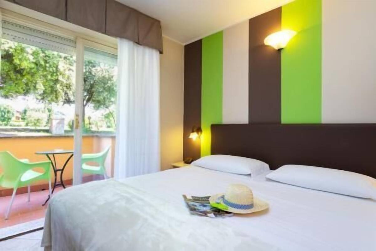 Minibar, desk, free WiFi, bed sheets
