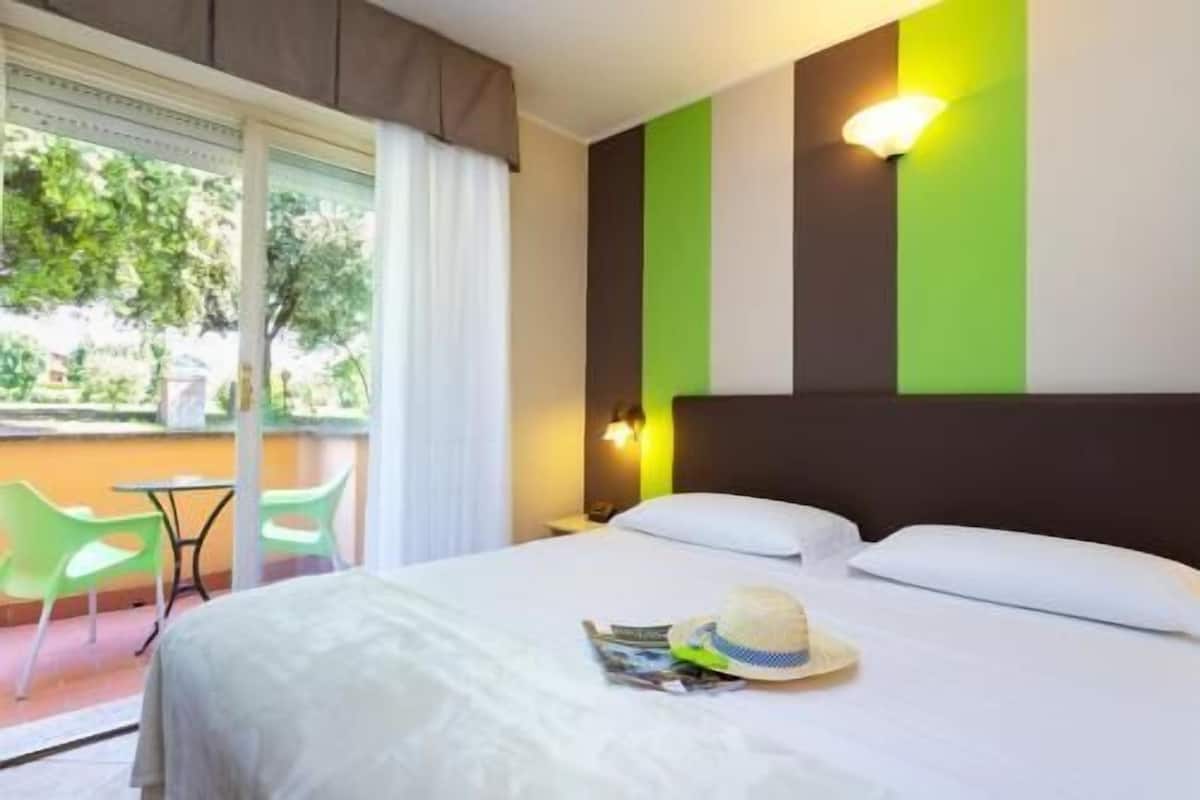 Minibar, desk, free WiFi, bed sheets