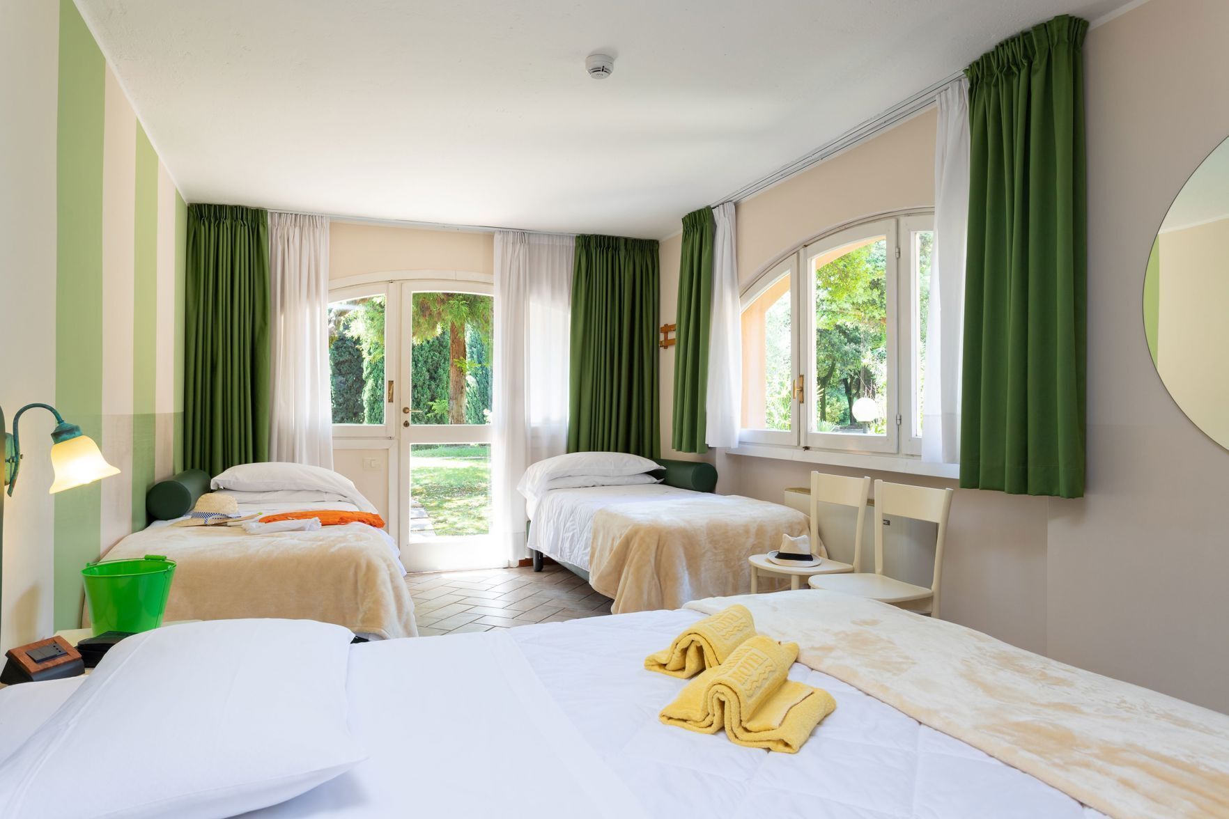 Een minibar, een bureau, gratis wifi, beddengoed