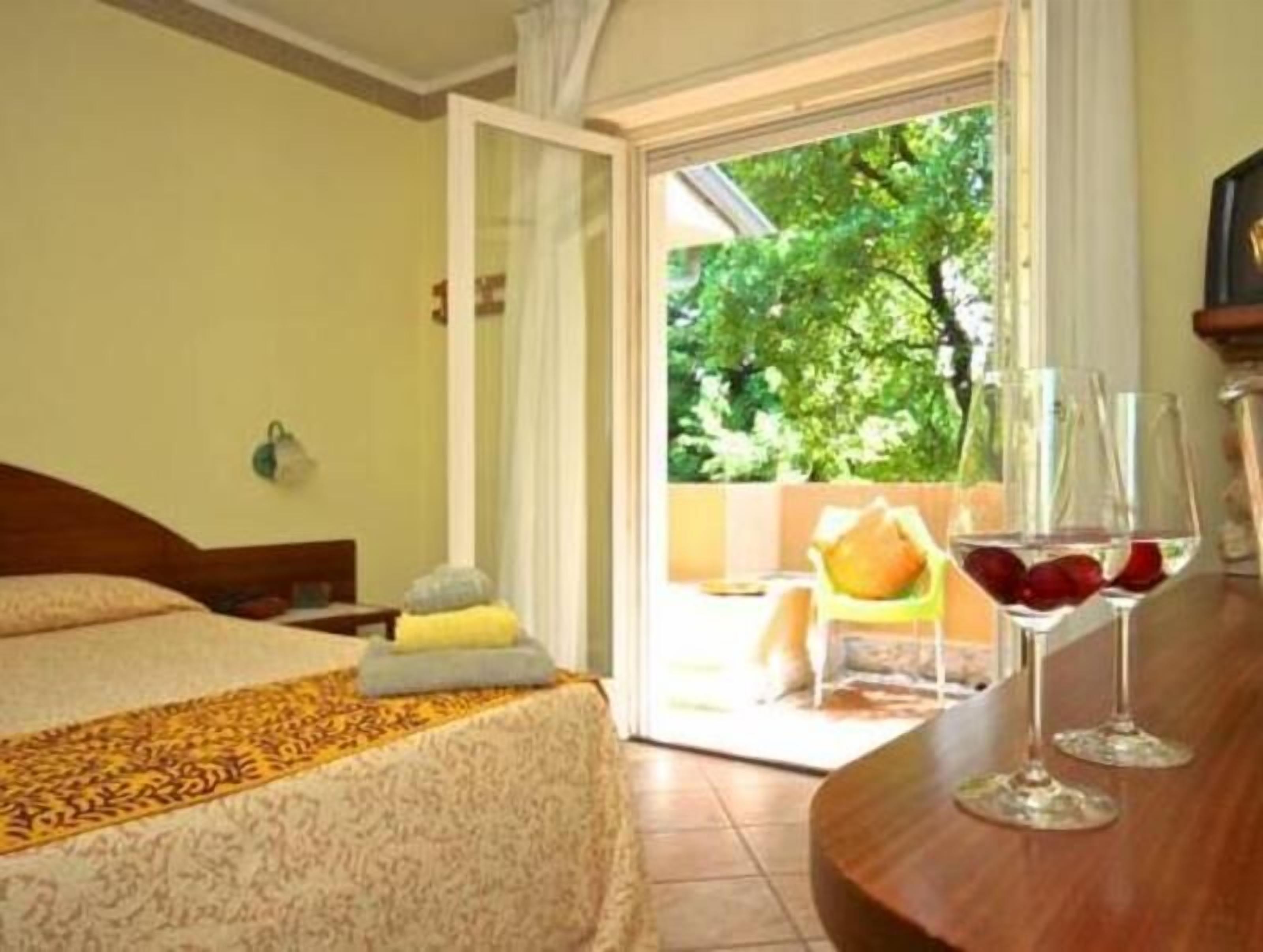 Minibar, desk, free WiFi, bed sheets