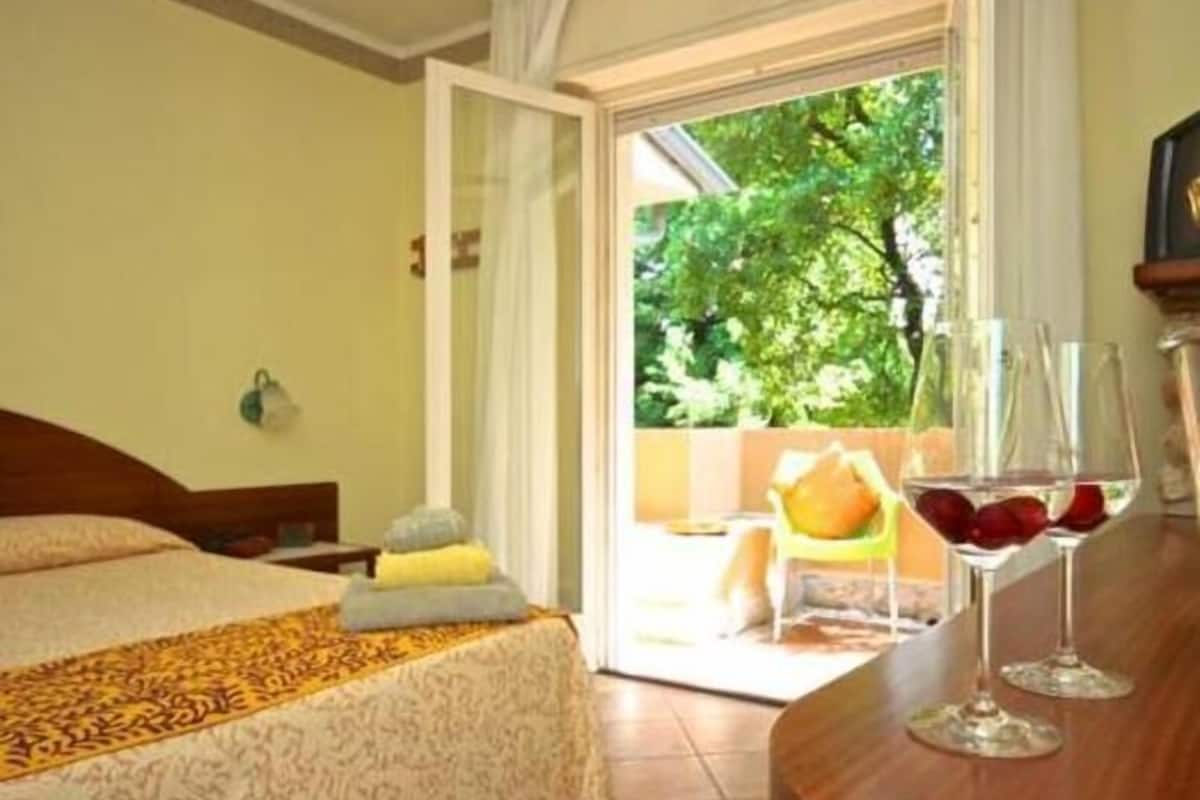 迷你吧、書桌、免費無線上網、床單