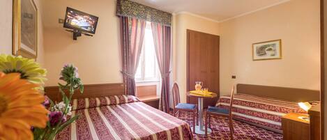 Værelse til 3 personer | Tempur-Pedic-senge, minibar, pengeskab på værelset, skrivebord