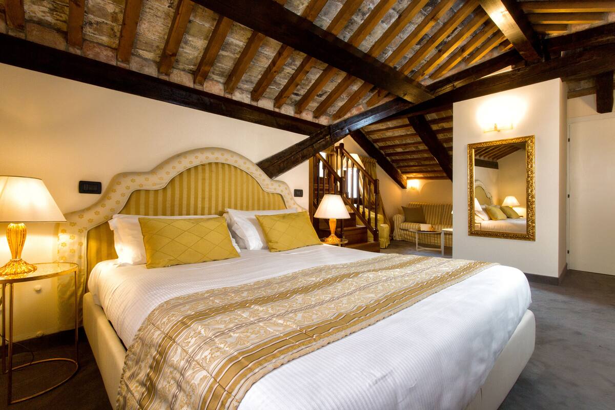 Phòng Suite Junior, hiên | Chăn bông, minibar, két bảo mật tại phòng, màn/rèm cản sáng