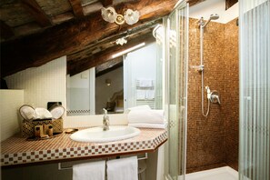 Quarto superior | Banheiro | Chuveiro com efeito de chuva, secador de cabelo, chinelos, bidê