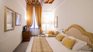 Habitació superior | Cobrellits, minibar, caixa forta a l'habitació i cortines opaques