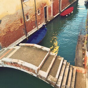 A narrow canal with boats docked on the right side. - 3749 Ponte Chiodo Guest House (Venice)