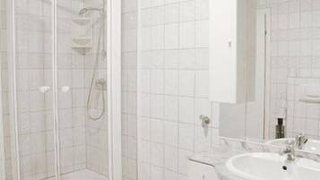 Een douche, gratis toiletartikelen, een haardroger, handdoeken