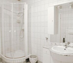 Dusche, kostenlose Toilettenartikel, Haartrockner, Handtücher