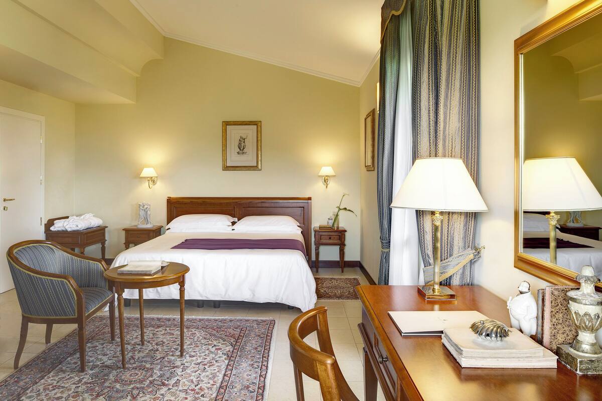 Down comforters, minibar, in-room safe, desk