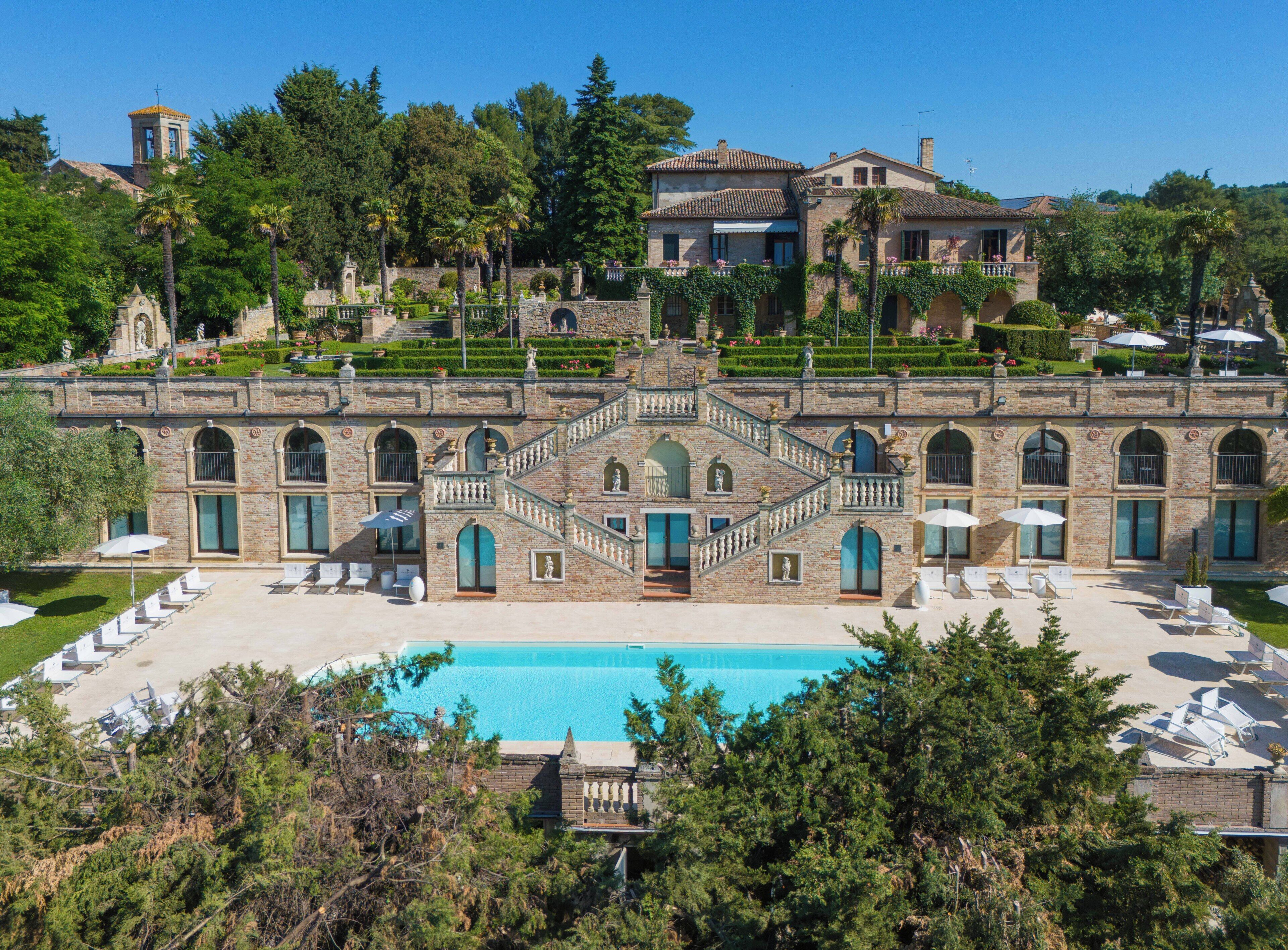 Un grand bâtiment doté d’une piscine, de nombreux balcons et d’un espace jardin.