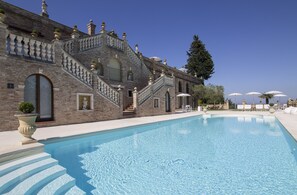 시즌별로 운영되는 야외 수영장, 09:00 ~ 21:00 오픈, 수영장 파라솔, 일광욕 의자