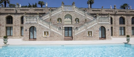 Una piscina al aire libre de temporada (de 09:00 a 21:00), sombrillas