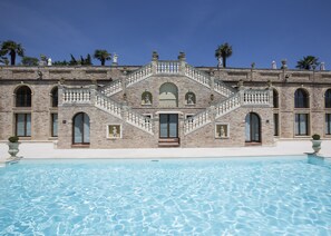 Sæsonbestemt udendørs pool, åben fra kl. 09.00 til kl. 21.00, parasoller