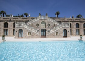 Una piscina al aire libre de temporada (de 09:00 a 21:00), sombrillas