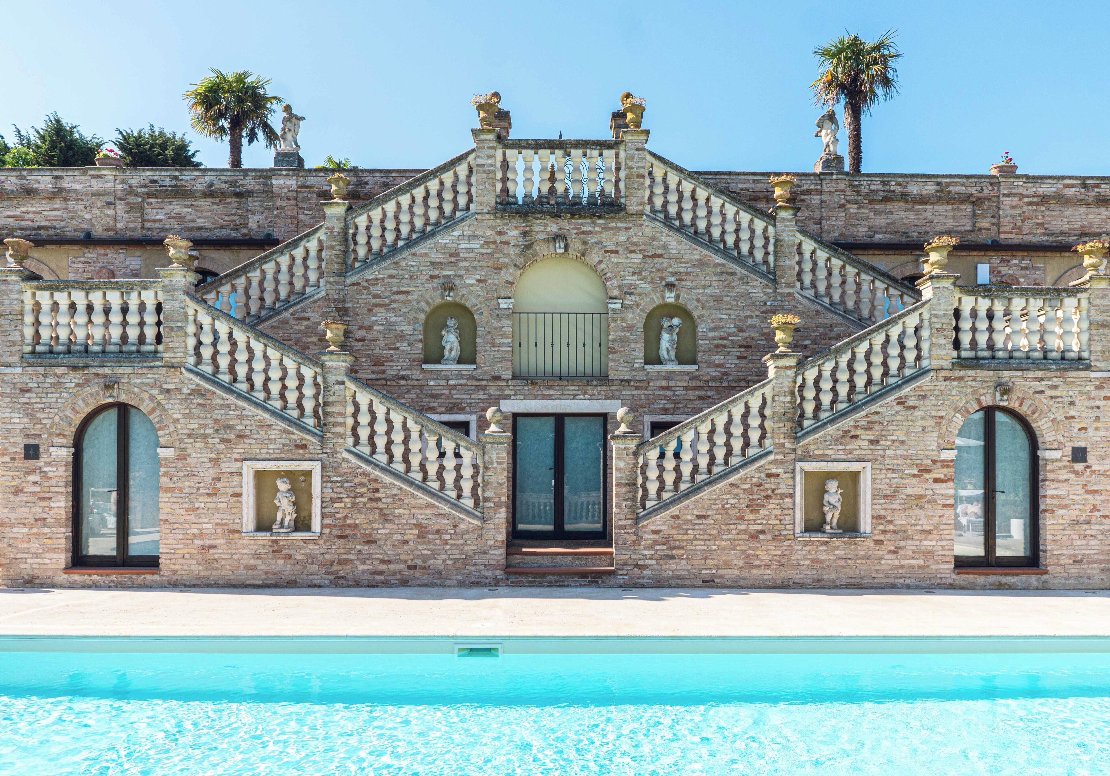 Una piscina al aire libre de temporada, sombrillas