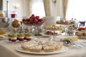 매일 뷔페 무료 아침 식사 포함