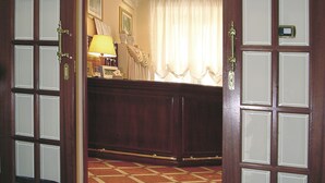 L’entrée d’un hôtel, avec une enseigne indiquant « HÔTEL MERIDIANA ».