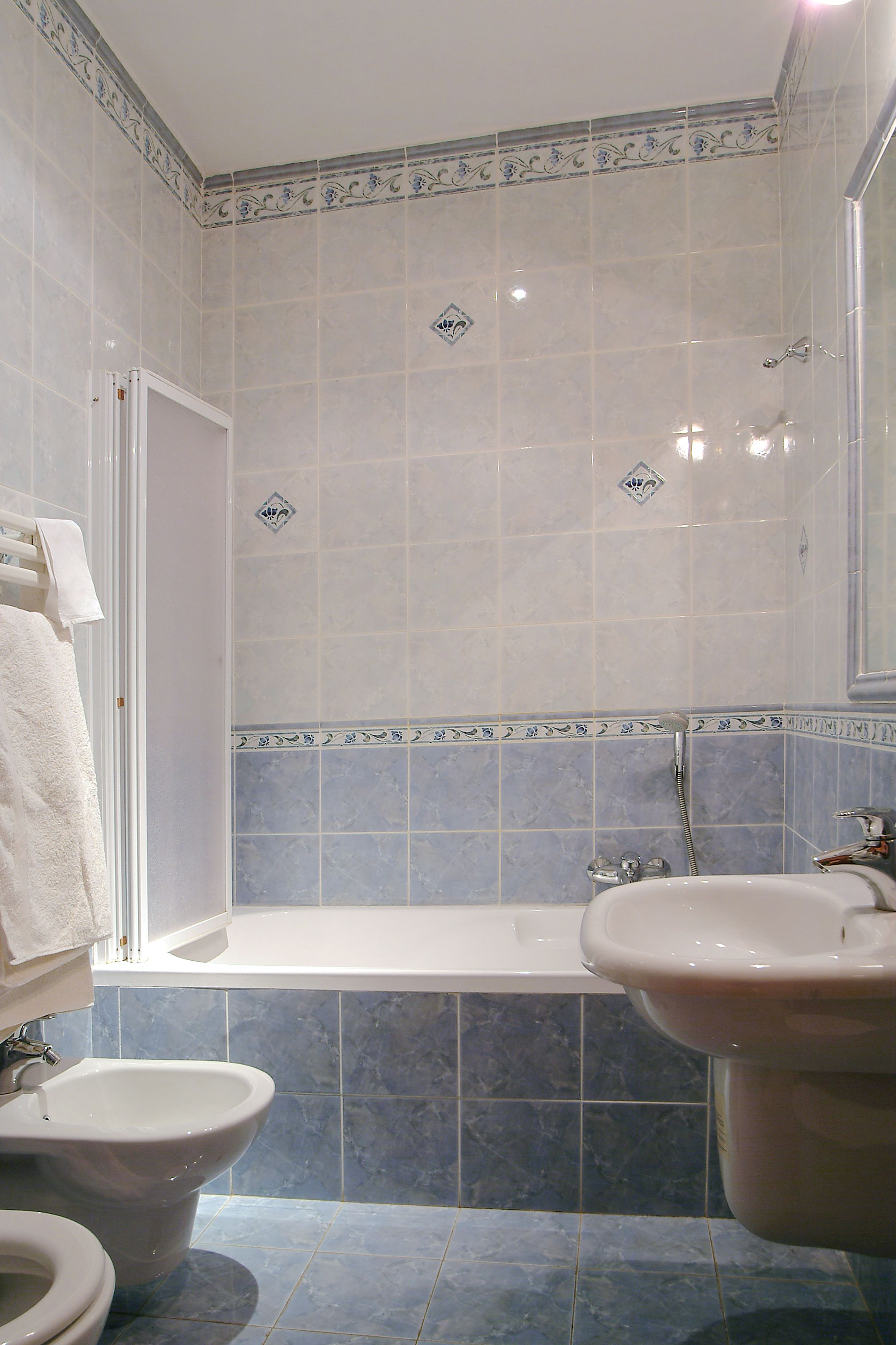 Habitación doble | Baño | Secador de pelo, toallas, jabón y champú