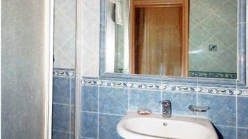 Quadruple Room | Bathroom | Hair dryer, towels, soap, shampoo