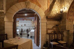 Lunch and dinner served, local cuisine - Villa Cosilinum (Padula)