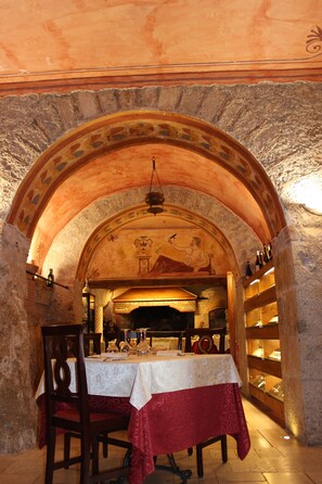 Lunch and dinner served, local cuisine - Villa Cosilinum (Padula)