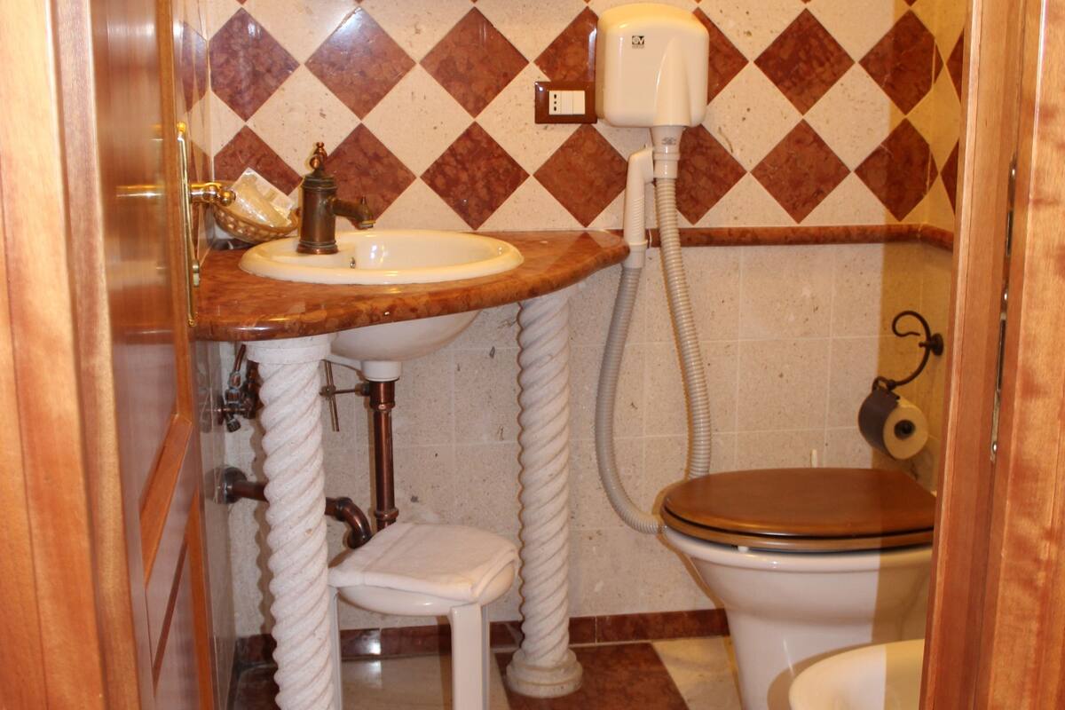 single room | bathroom | shower, free toiletries, hair dryer, bidet
