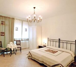 Coffres-forts dans les chambres, bureau, Wi-Fi gratuit, draps fournis