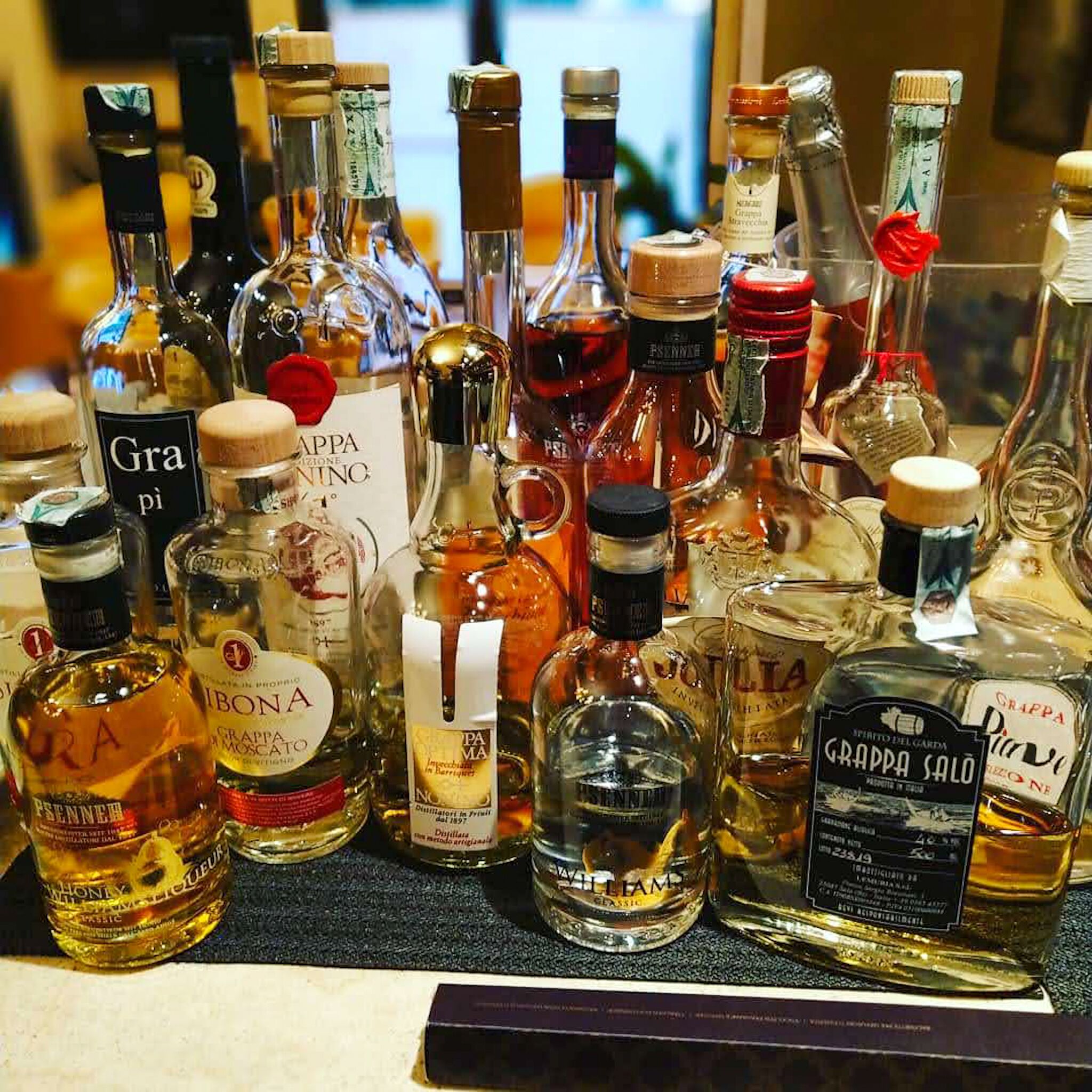 Variedad de botellas de licor exhibidas sobre una mesa.