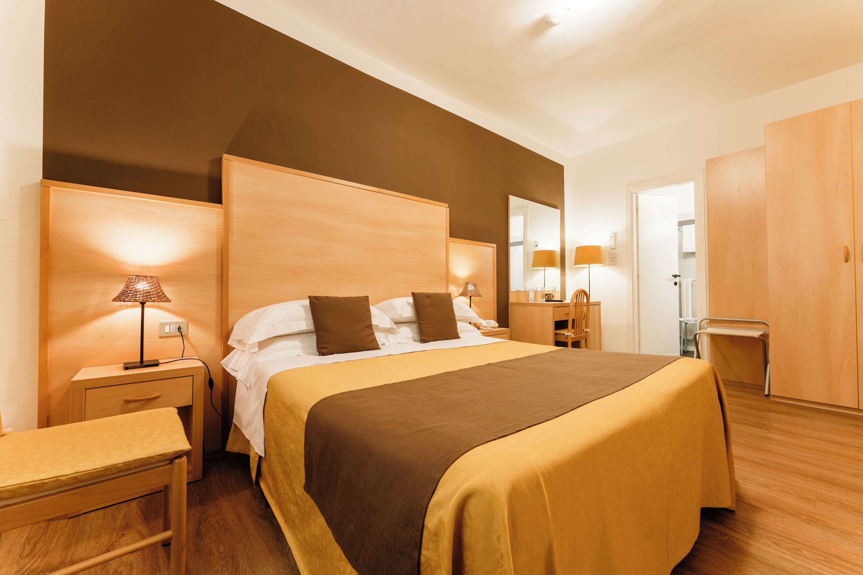 classic double or twin room | 1 bedroom, minibar, in-room safe, desk