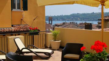 Superior-Zimmer, Terrasse, Seeblick | Terrasse/Patio