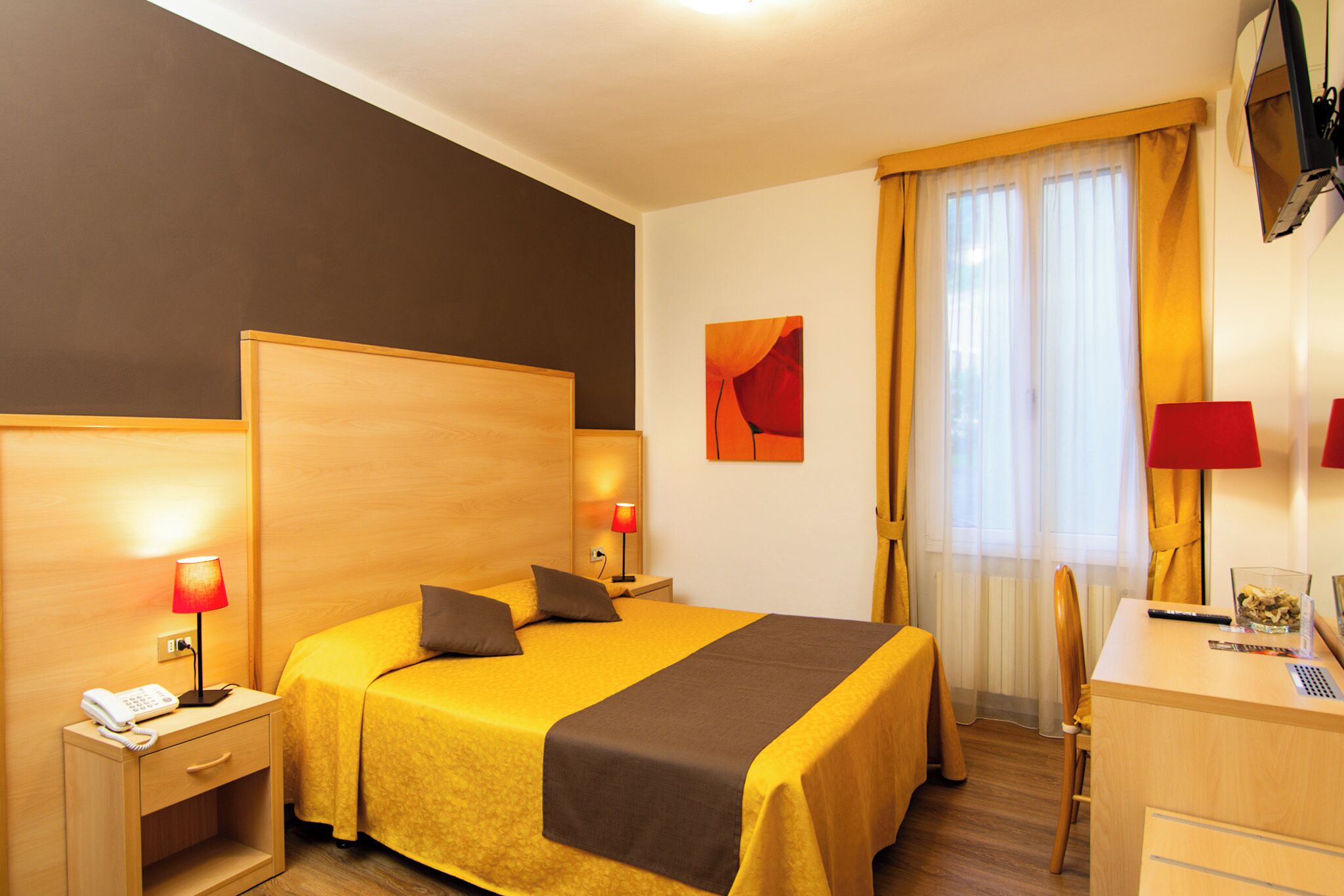 classic double or twin room | 1 bedroom, minibar, in-room safe, desk