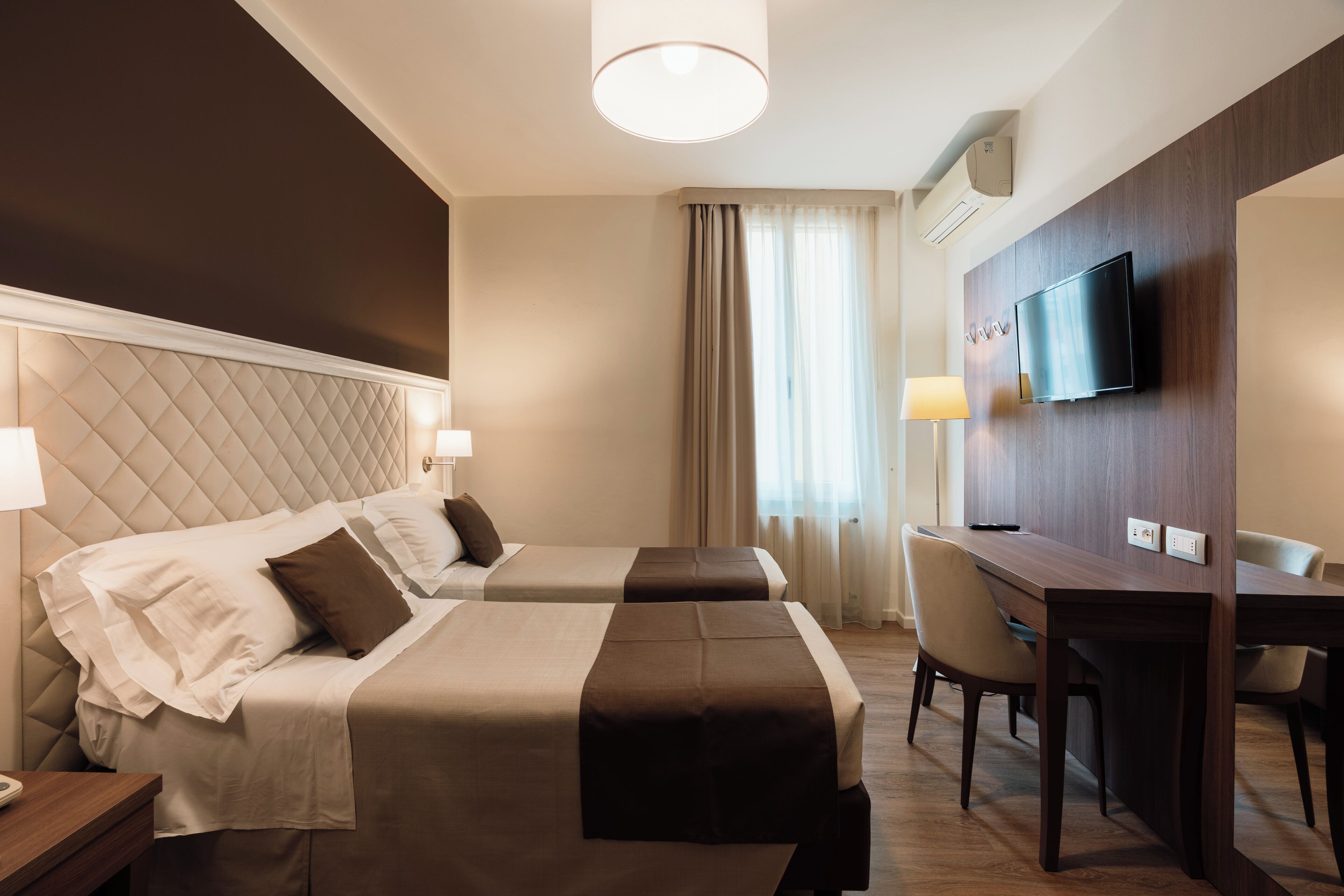 Chambre classique double ou avec lits jumeaux | Minibar, coffre-fort, bureau, accès au Wi-Fi (inclus)